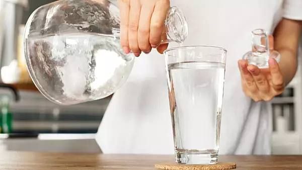 10 ingrediente pe care le poti pune in apa pentru a avea un gust mai bun. Trucuri pentru a ramane hidratata