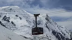 100 de persoane sunt blocate in telecabine deasupra Mont Blanc. Oamenii sunt suspendati la peste 3.400 de metri si asteapta disperati ajutoare
