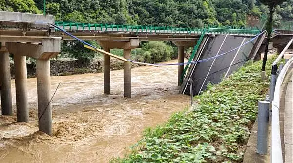 11 morti dupa ce un pod a fost luat de ape in China. Peste 30 de oameni nu au mai fost gasiti 