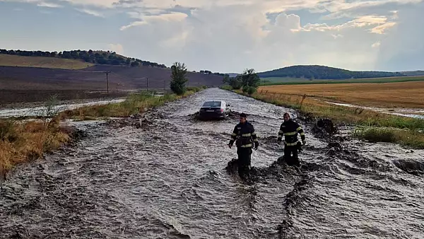 12 autoturisme si un microbuz, surprinse de o viitura in judetul Tulcea. Traficul pe DN 22D, blocat: imagini socante FOTO & VIDEO