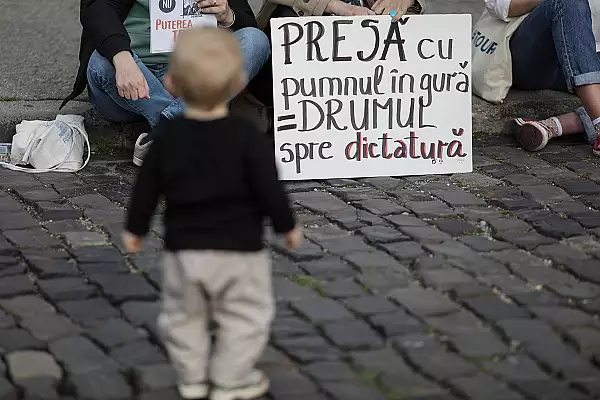 30 de ani de presa libera in Romania: Cum arata jurnalismul pentru ,,un lup tanar" in 2024 si cum era in '90