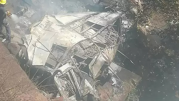45 de oameni au murit, dupa ce un autobuz s-a prabusit in gol, de la zeci de metri. Tragedie in Africa de Sud - VIDEO
