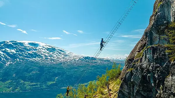 „Scara plutitoare” din Norvegia: O aventura la 790 de metri deasupra nivelului marii. Ai avea curaj sa mergi pe ea?