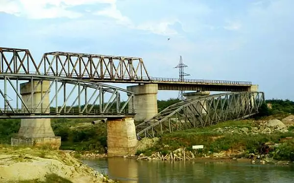 A fost desemnata compania care va moderniza Podul de la Gradistea, in paragina de 15 ani. Cand vom avea tren direct catre Bulgaria