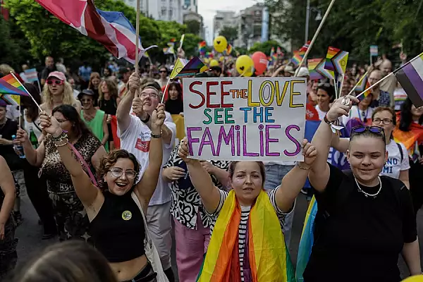 A inceput marsul Bucharest Pride 2024 pe Calea Victoriei. Evenimentul LGBT e sustinut de 25 de ambasade | VIDEO