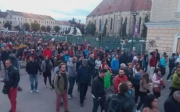 A inceput protestul ,,Oprea este cercetat, vrem sa fie judecat". Peste 300 de persoane in Piata Unirii din Cluj scandeaza: "DNA, nu te Oprea!"