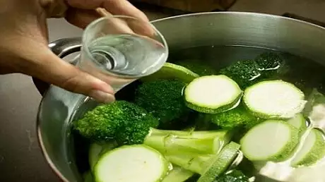 A pus apa cu bicarbonat peste legume. Dupa ce vei vedea de ce, vei face si tu la fel!