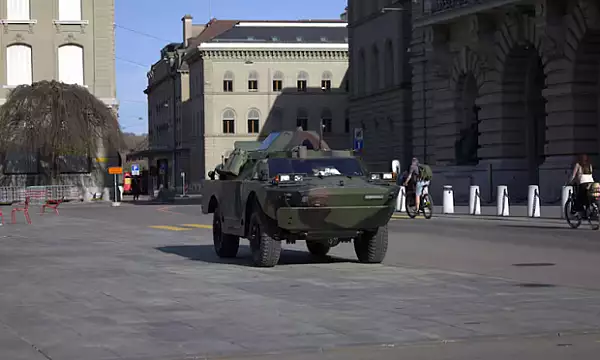 A trecut cu tancul prin fata Palatului Federal din Berna. Cine conducea panzerul