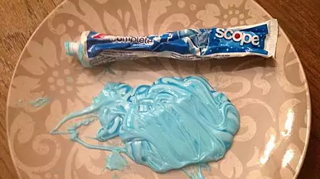 A turnat pasta de dinti pe o farfurie pentru a-i da o lectie fiicei sale. Totul a devenit viral!