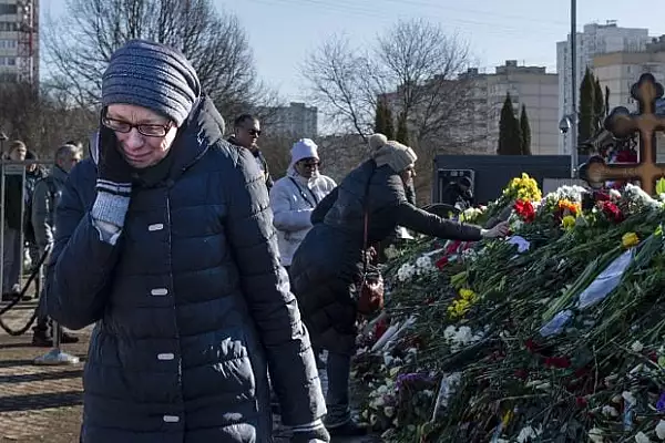 „Abia se mai vede crucea de atatea flori”. Rusii continua sa vina la mormantul lui Aleksei Navalnii pentru a treia zi consecutiv