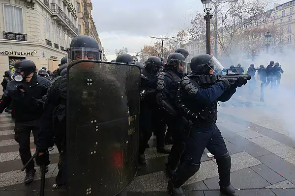 abuzurile-politistilor-in-timpul-protestelor-din-2015-peste-120000-de-raniti-in-lume-doar-din-cauza-sprayurilor-lacrimogene-si-gloantelor-de-cauciuc-raport.webp