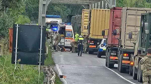 Accident cu doua convoaie militare langa podul Siret - Sendreni din judetul Braila: Doi militari au fost raniti, traficul este blocat