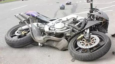 Accident cumplit! Bucati de motocicleta au fost imprastiate pe zeci de metri 
