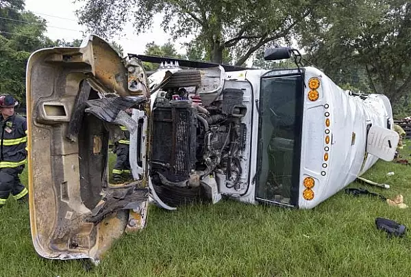 accident-de-autobuz-in-florida-opt-morti-si-zeci-de-raniti-dupa-ce-autovehiculul-s-a-ciocnit-cu-o-camioneta.webp