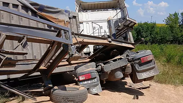 Accident feroviar grav in Iasi! Un TIR a fost lovit de un tren Regio