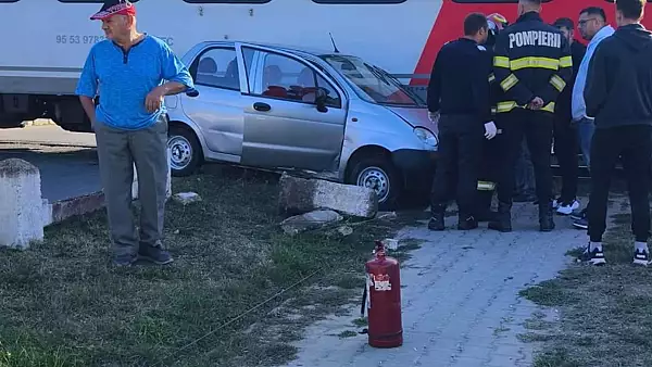 Accident feroviar grav, in jud. Prahova: o masina a fost spulberata de tren