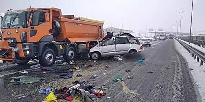 Accident foarte grav pe A1, in Sibiu. Trei persoane au murit dupa ce un autoturism a intrat intr-un utilaj de deszapezire FOTO