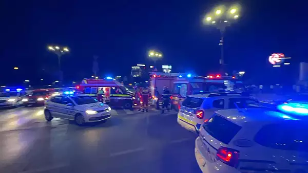 Accident grav cu 12 persoane ranite, in centrul Capitalei: un microbuz si un autoturism, implicate VIDEO 