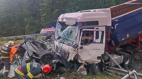 Accident grav in Bistrita-Nasaud. Un barbat a fost ucis dupa ce un camion a acrosat un alt vehicul si s-a ciocnit de o autoutilitara