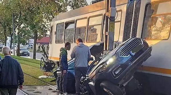 Accident grav in Bucuresti. Un autoturism a fost lovit de tramvai. Soferul a murit. Vatmanul a iesit pozitiv la DrugTest