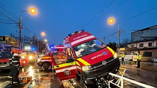 Accident GRAV in Capitala. O ambulanta a intrat pe refugiul de tramvai: Trei persoane au ajuns de urgenta la spital