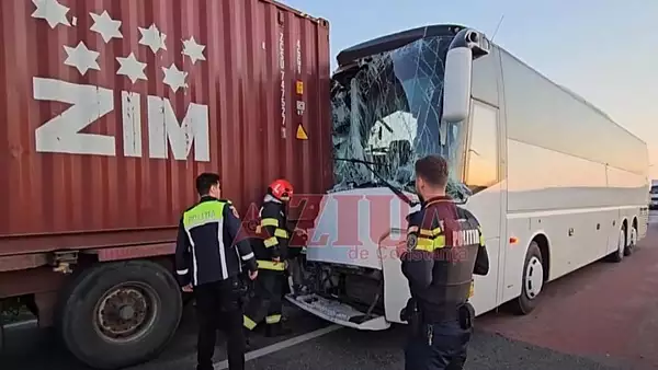 Accident grav, in Constanta: autobuz plin cu pasageri, impact violent cu un TIR - 15 victime, intre care 13 copii 