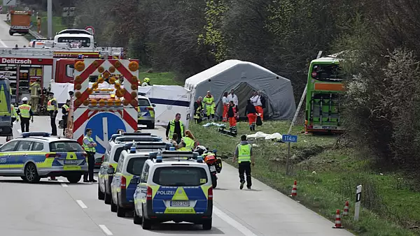 Accident grav in Germania. Cel putin 5 oameni au murit dupa ce un autocar s-a rasturnat pe o autostrada
