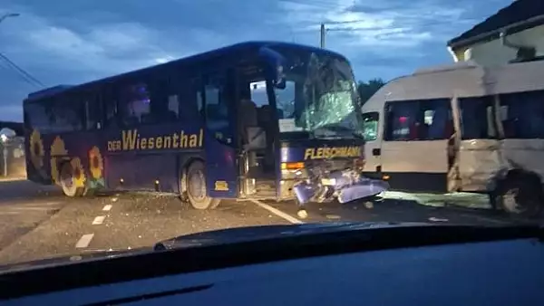 Accident grav in Gorj. Opt persoane transportate la spital, dupa ce un autobuz s-a ciocnit cu un microbuz