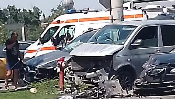 Accident grav, in Oradea: trei masini s-au facut ghem, in urma unui impact deosebit de violent