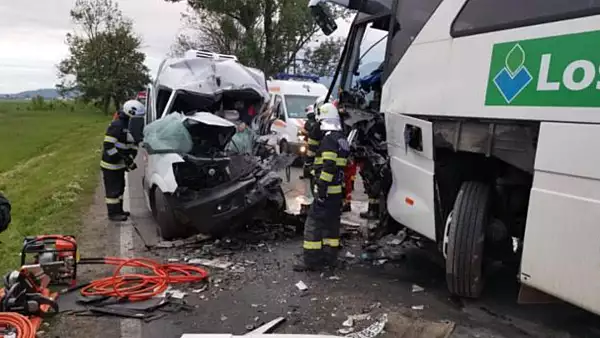 Accident grav in Rasnov. Impact devastator intre un autobuz cu pasageri si o camioneta: un mort, 3 raniti. Circulatia, blocata complet