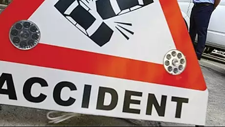 Accident grav in Romania: doua TIR-uri si trei masini s-au ciocnit.Bilant groaznic: 1 mort, 4 raniti