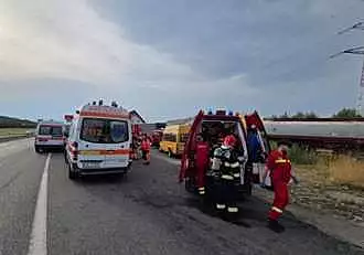 Accident grav in Sibiu! Un autoturism a intrat in coliziune cu un microbuz in care se aflau 11 copii. Autoritatile au activat Planul Rosu de Interventie / FOTO