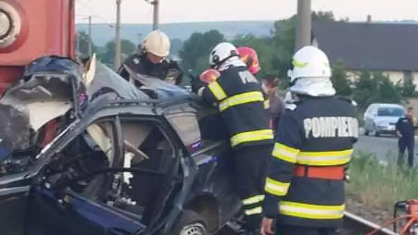 Accident grav in Suceava. Autoturism lovit de tren la o trecere la nivel cu calea ferata fara bariere. Soferul nu a supravietuit impactului