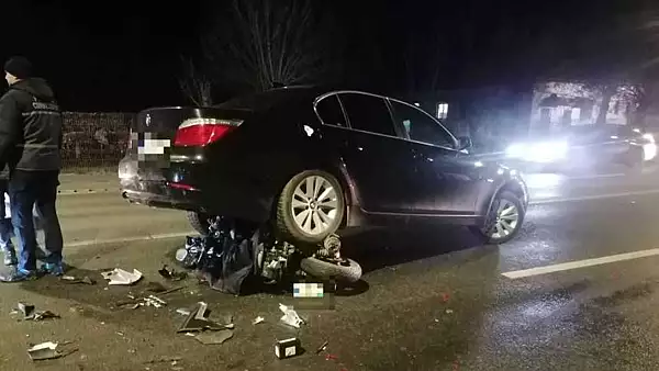 Accident grav la Cluj: Doua autoturisme s-au ciocnit, una dintre masini a trecut peste o motocicleta