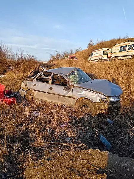 Accident grav pe drumul european E574, in Olt. O masina s-a rasturnat, iar un pasager in autoturism a murit