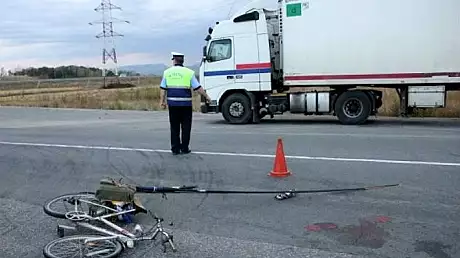 Accident grav. Un biciclist a fost lovit de un TIR pe DN1A