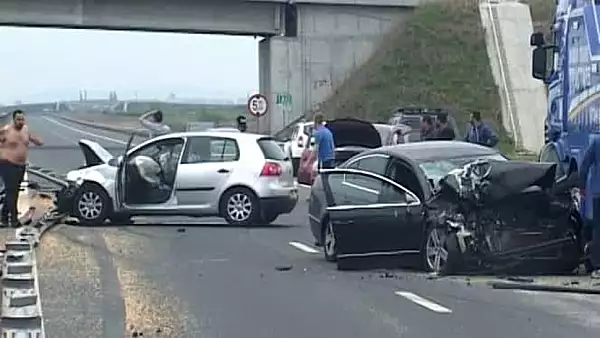 Accident in lant pe Autostrada Bucuresti-Pitesti, la kilometrul 14. Sase masini au fost implicate. Se circula in coloana