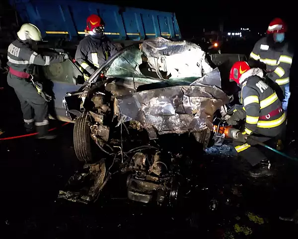 Accident infiorator in Vaslui. A murit dupa ce a intrat cu 180 de km/h intr-un camion. Foto