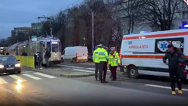 Accident infiorator la Iasi. O persoana a fost prinsa INTRE tramvaie