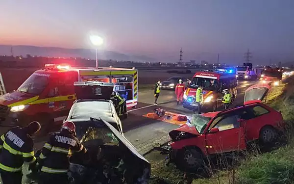 Accident infiorator pe DN1 dupa coliziunea intre doua autoturisme. O persoana a murit, iar alte doua sunt grav ranite