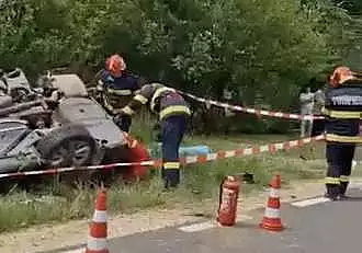 Accident ingrozitor in Arges! Doi tineri de 16 si 19 ani au murit, dupa ce au intrat cu masina intr-un copac. Autoturismul s-a facut praf / FOTO