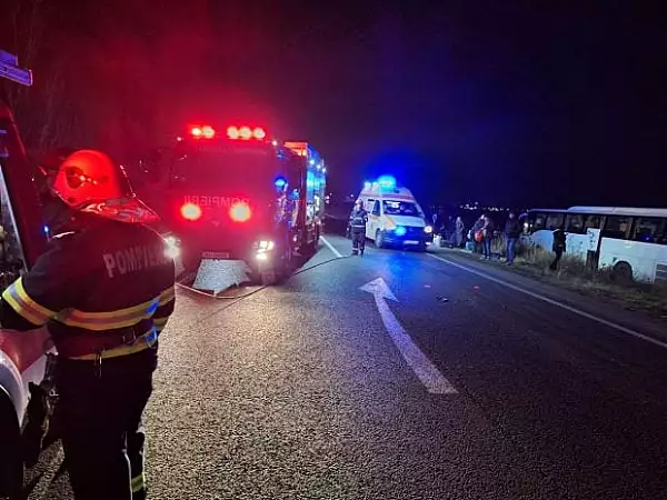 Accident intre un autocar cu 52 de persoane la bord, un microbuz si o masina, in judetul Timis. Mai multe persoane au fost ranite