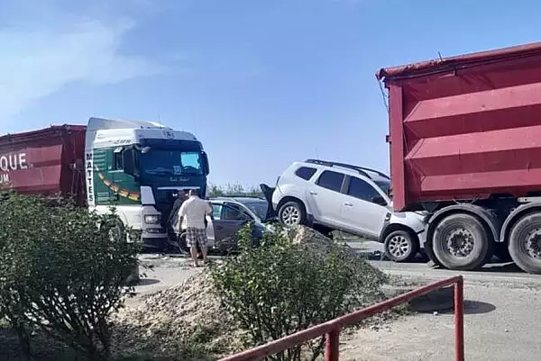 Accident mai putin obisnuit in Bihor. Doua automobile au fost prinse intre doua TIR-uri