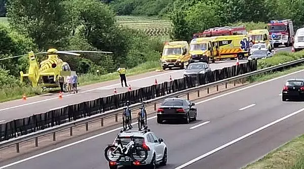 accident-mortal-pe-o-autostrada-din-ungaria-un-barbat-roman-mort-si-3-raniti-dupa-ce-un-microbuz-inmatriculat-in-romania-s-a-rasturnat.webp