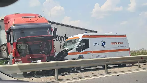 Accident pe Autostrada Bucuresti Pitesti. Un TIR a spulberat o ambulanta 