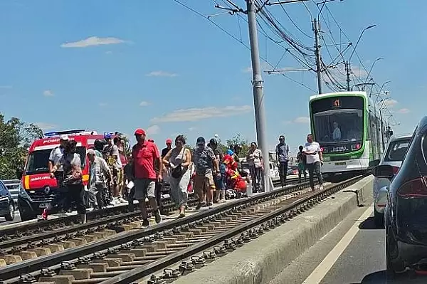 Accident pe Podul Grant din Bucuresti. Un motociclist a lovit bordura, a cazut pe linia de tramvai si a murit