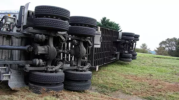 Accident rutier in Timis! O autoutilitara incarcata cu CO2 a intrat in coliziune cu o masina