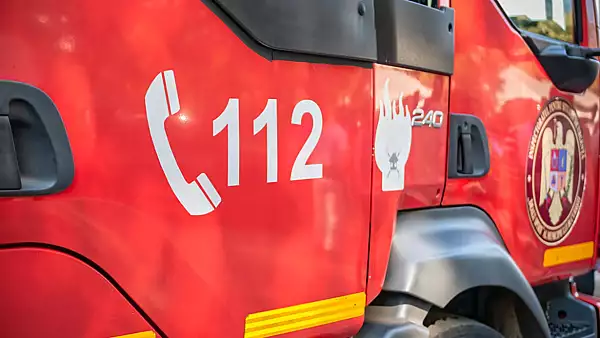 Accident straniu in Neamt: Un sofer a intrat cu masina intr-un buldozer, a declansat un incendiu si apoi a fugit de la locul accidentului