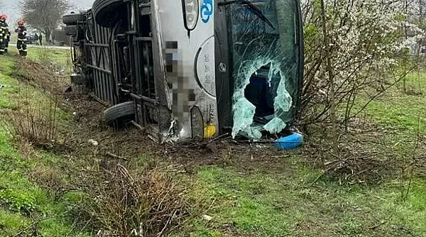 Accident teribil in Ialomita! Un autocar plin cu pasageri s-a rasturnat in sant. 11 persoane au facut atacuri de panica