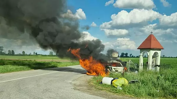 Accident teribil, in Timis. O masina a ars complet. Patru persoane au fost ranite VIDEO